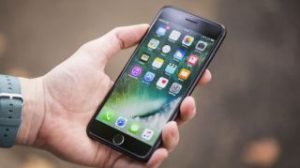 Teléfono apple con nueva actualización iOS 11 en la mano de un usuario