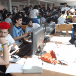 Jóvenes en HackForGood programando sus propuestas