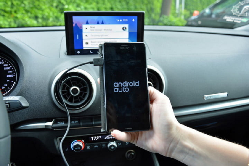¿Que necesito para usar Android Auto en el panel del coche con cable USB?